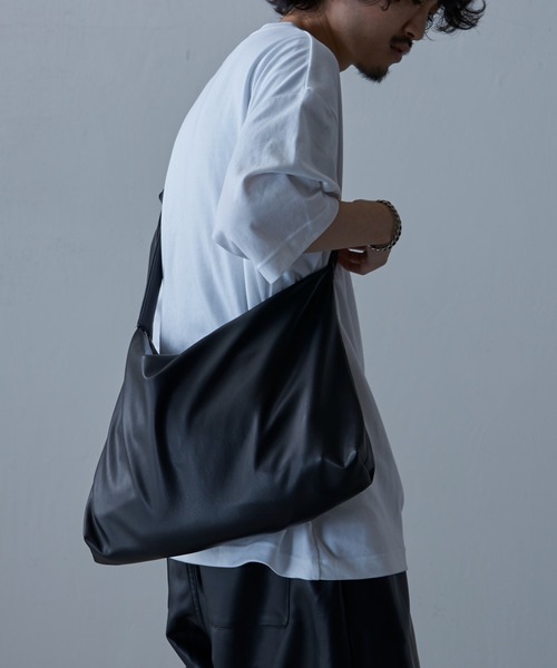 Lui's(ルイス)の「【Neucon / ニューコン】24SS シンセティックレザーショルダーバッグ(ショルダーバッグ・メンズ・ブラック/アイボリー/グリーン・FREE)」の10枚目の写真