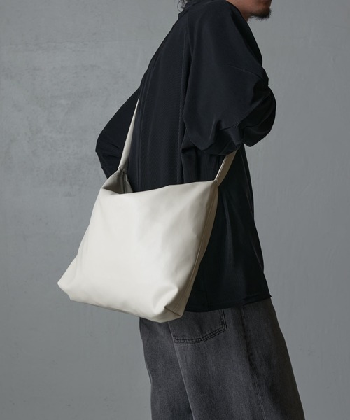 Lui's(ルイス)の「【Neucon / ニューコン】24SS シンセティックレザーショルダーバッグ(ショルダーバッグ・メンズ・ブラック/アイボリー/グリーン・FREE)」の15枚目の写真