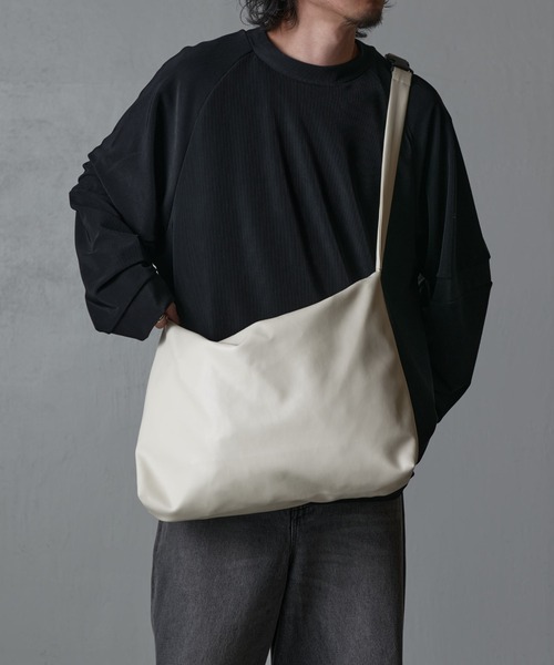 Lui's(ルイス)の「【Neucon / ニューコン】24SS シンセティックレザーショルダーバッグ(ショルダーバッグ・メンズ・ブラック/アイボリー/グリーン・FREE)」の14枚目の写真
