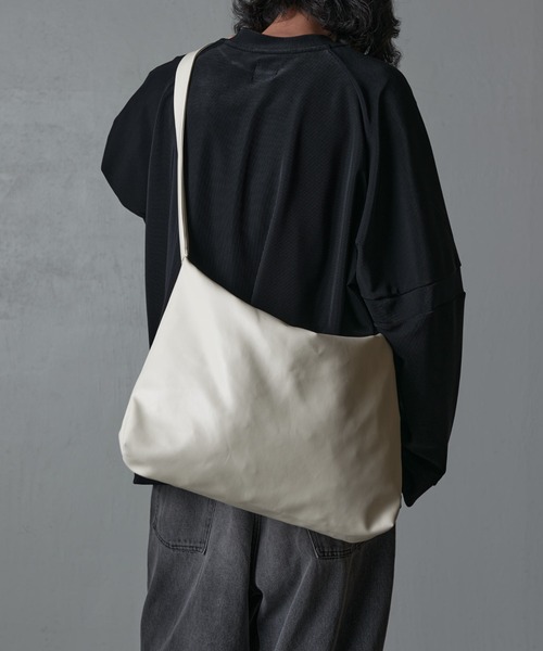 Lui's(ルイス)の「【Neucon / ニューコン】24SS シンセティックレザーショルダーバッグ(ショルダーバッグ・メンズ・ブラック/アイボリー/グリーン・FREE)」の16枚目の写真