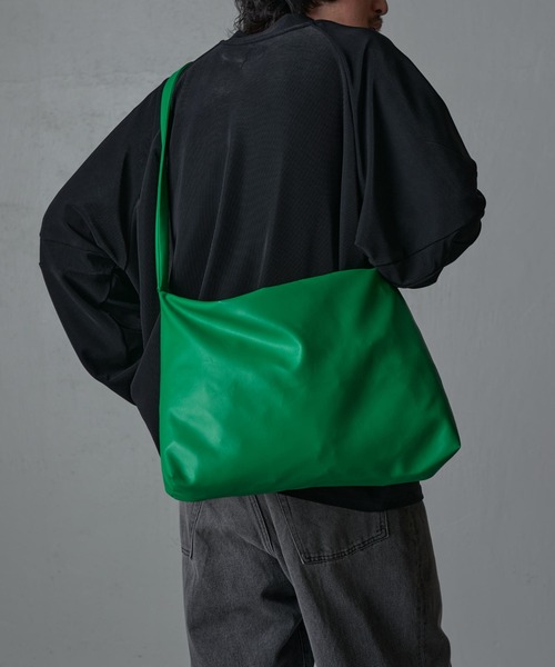 Lui's(ルイス)の「【Neucon / ニューコン】24SS シンセティックレザーショルダーバッグ(ショルダーバッグ・メンズ・ブラック/アイボリー/グリーン・FREE)」の17枚目の写真