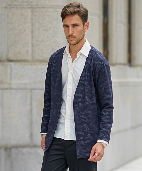 SOMEDIFF（サムディフ）の「【SOMEDIFF】フクレ型押し総柄カレンダー加工ボタンレスカーデディガン メンズ（カーディガン/ボレロ・メンズ・ブラック/ネイビー・M/L/XL）」の2枚目の写真