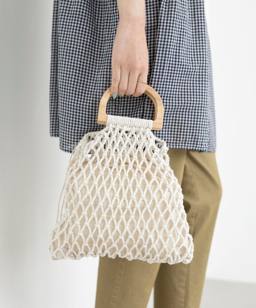 studio CLIP（スタディオクリップ）の「カラーマクラメウッドハンドルトート（ハンドバッグ・レディース・イエロー×ブラック/ブルー/オフホワイト・FREE）」の2枚目の写真