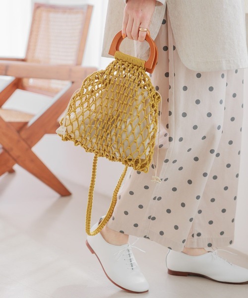 studio CLIP（スタディオクリップ）の「カラーマクラメウッドハンドルトート（ハンドバッグ・レディース・イエロー×ブラック/ブルー/オフホワイト・FREE）」の3枚目の写真