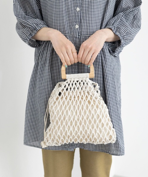 studio CLIP（スタディオクリップ）の「カラーマクラメウッドハンドルトート（ハンドバッグ・レディース・イエロー×ブラック/ブルー/オフホワイト・FREE）」の4枚目の写真