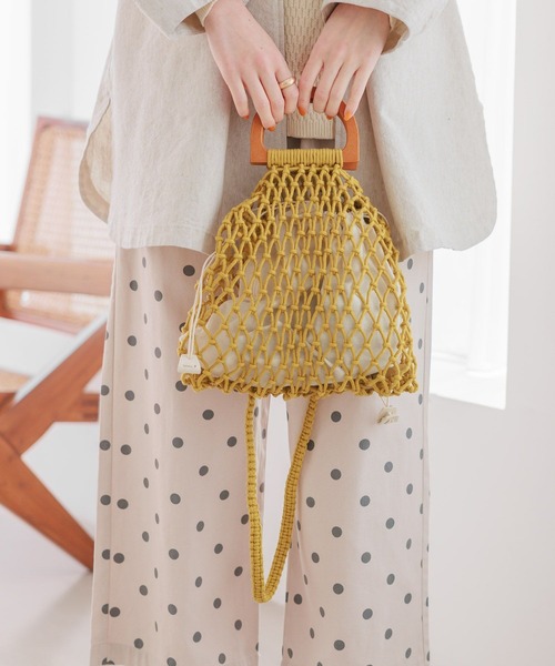 studio CLIP（スタディオクリップ）の「カラーマクラメウッドハンドルトート（ハンドバッグ・レディース・イエロー×ブラック/ブルー/オフホワイト・FREE）」の9枚目の写真