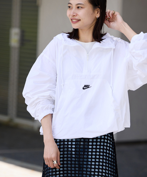 NIKE（ナイキ）の「【NIKE/ ナイキ】クラブMARINAアノラックジャケット FN3893（その他アウター・レディース・ブラック/ホワイト・LARGE）」の2枚目の写真