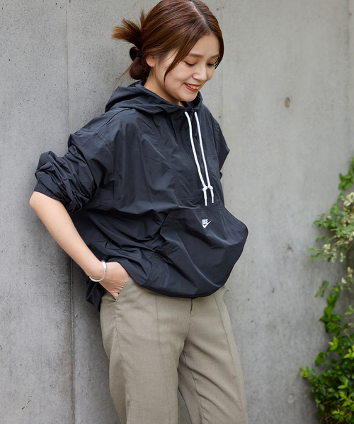 NIKE（ナイキ）の「【NIKE/ ナイキ】クラブMARINAアノラックジャケット FN3893（その他アウター・レディース・ブラック/ホワイト・LARGE）」の6枚目の写真