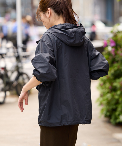 NIKE（ナイキ）の「【NIKE/ ナイキ】クラブMARINAアノラックジャケット FN3893（その他アウター・レディース・ブラック/ホワイト・LARGE）」の10枚目の写真