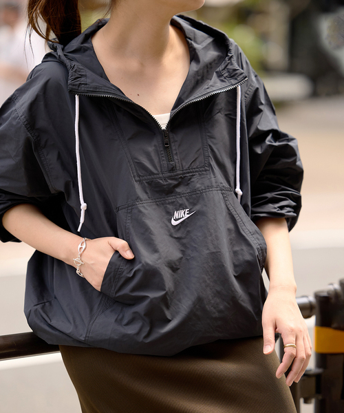 NIKE（ナイキ）の「【NIKE/ ナイキ】クラブMARINAアノラックジャケット FN3893（その他アウター・レディース・ブラック/ホワイト・LARGE）」の11枚目の写真