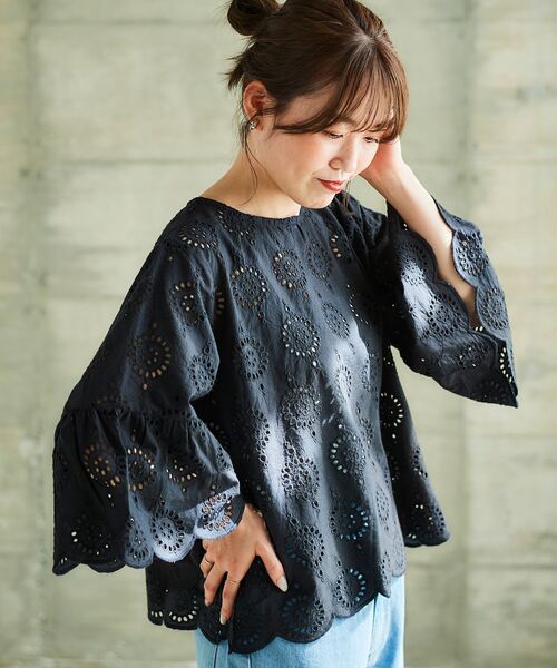 le.coeur blanc（ルクールブラン）の「カットワークレースフレアスリーブブラウス（シャツ/ブラウス・レディース・オフホワイト/マスタード/ブラック・38）」の2枚目の写真
