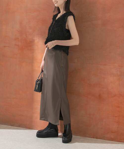 URBAN RESEARCH ROSSO WOMEN(アーバンリサーチ ロッソ)の「フェイクレザースカート(スカート・レディース・グレー/ブラウン・38/36)」の2枚目の写真