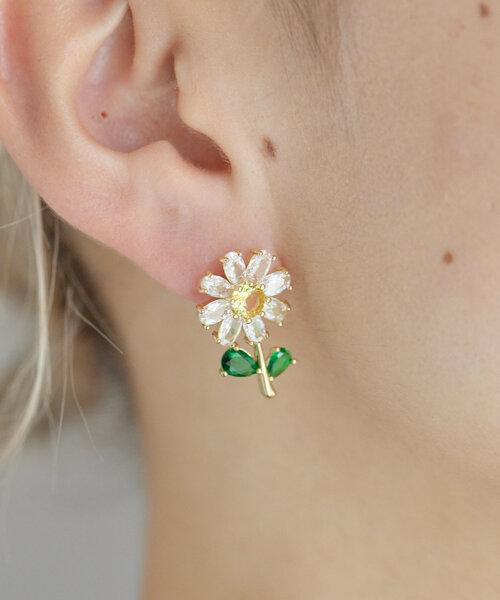 ear PAPILLONNER(イアパピヨネ)の「《WEB限定/ジルコニア使用》お花/フラワー/デイジーピアス(ピアス(両耳用)・レディース・クリア・FREE)」の4枚目の写真