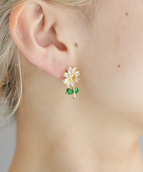 ear PAPILLONNER(イアパピヨネ)の「《WEB限定/ジルコニア使用》お花/フラワー/デイジーピアス(ピアス(両耳用)・レディース・クリア・FREE)」の5枚目の写真