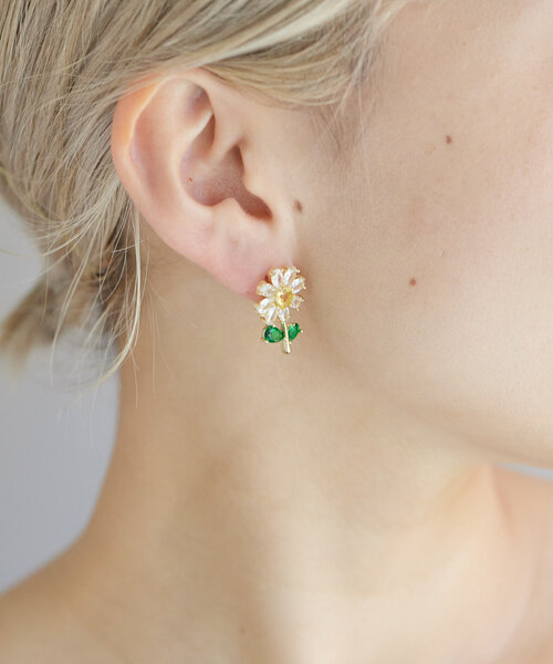 ear PAPILLONNER(イアパピヨネ)の「《WEB限定/ジルコニア使用》お花/フラワー/デイジーピアス(ピアス(両耳用)・レディース・クリア・FREE)」の6枚目の写真