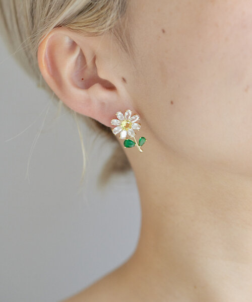 ear PAPILLONNER(イアパピヨネ)の「《WEB限定/ジルコニア使用》お花/フラワー/デイジーピアス(ピアス(両耳用)・レディース・クリア・FREE)」の7枚目の写真