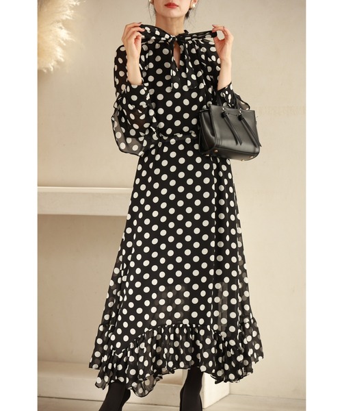 黒）踊るランダム裾フリルのドットミディアムワンピース（ワンピース