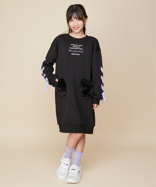 JENNI love（ジェニィラブ）の「【コットン100％】そでレースアップトレーナーワンピ（ワンピース・キッズ・ピンク/サックスブルー/ブラック・130cm/140cm/150cm/160cm）」の4枚目の写真