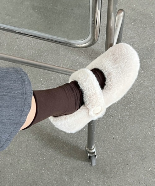 mebole(メボレ)の「もこもこ ファースリッパサンダル(サンダル・レディース・ブラック/ベージュ/ホワイト・SMALL/MEDIUM/LARGE)」の7枚目の写真
