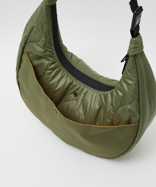 COBMASTER（コブマスター）の「【COBMASTER】キルティングボディバッグ / ショルダーバッグ / BANANA SHOULDER【WEB限定】（ショルダーバッグ・レディース・カーキ/ブラック/ホワイト・フリー）」の10枚目の写真