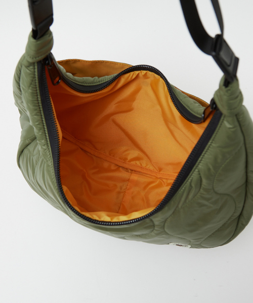 COBMASTER（コブマスター）の「【COBMASTER】キルティングボディバッグ / ショルダーバッグ / BANANA SHOULDER【WEB限定】（ショルダーバッグ・レディース・カーキ/ブラック/ホワイト・フリー）」の7枚目の写真