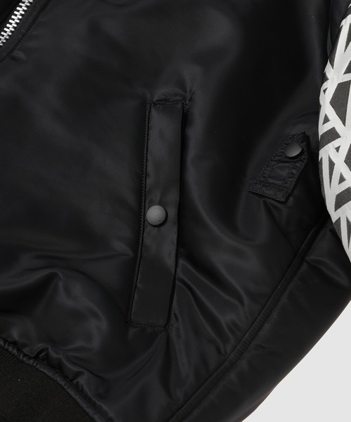 ANREALAGE(アンリアレイジ)の「PHOTOCHROMIC AZ LOGO SLEEVE MA-1(MA-1・レディース・グレー/ブラック・46)」の6枚目の写真