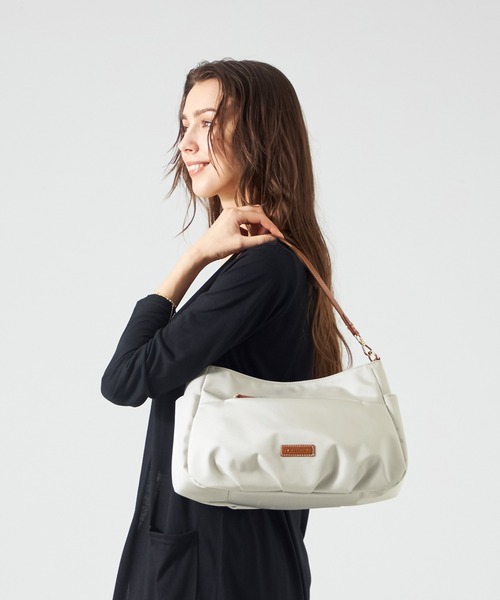 LA BAGAGERIE(ラバガジェリー)の「ポリエステルキャンバス タックショルダー(ショルダーバッグ・レディース・グレー/ブラック/アイボリー/ネイビー/ワイン/ブラウン・FREE)」の2枚目の写真