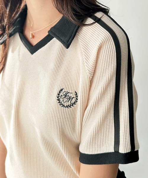 FIRST MOOD(ファーストムード)の「《FIRSTMOODコラボ》ダブルラインロゴ刺繍ポロ衿ワッフルTシャツ(Tシャツ/カットソー・レディース・アイボリー/ブラック・MEDIUM/LARGE)」の3枚目の写真