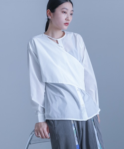 kOhAKU(コハク)の「アシメカシュクールシャツ(シャツ/ブラウス・レディース・オフホワイト/グリーン/ブラック・2/1)」の2枚目の写真