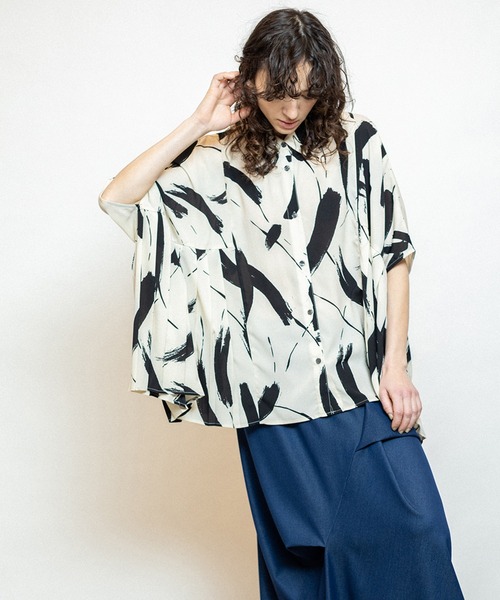 OSMOSIS(オズモーシス)の「サイドプリーツプリントブラウス(シャツ/ブラウス・レディース・アイボリー/ライトグリーン/ベージュ・ONE SIZE)」の2枚目の写真