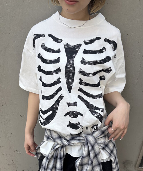 WHO'S WHO gallery(フーズフーギャラリー)の「【2サイズ/UNISEX】COOPER FACTボーンTEE(Tシャツ/カットソー・レディース・ホワイト/ブラック/ブラウン・LARGE/MEDIUM)」の10枚目の写真