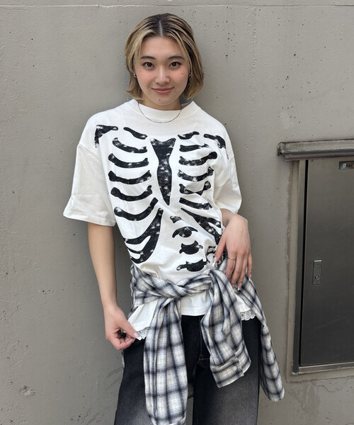 WHO'S WHO gallery(フーズフーギャラリー)の「【2サイズ/UNISEX】COOPER FACTボーンTEE(Tシャツ/カットソー・レディース・ホワイト/ブラック/ブラウン・LARGE/MEDIUM)」の4枚目の写真