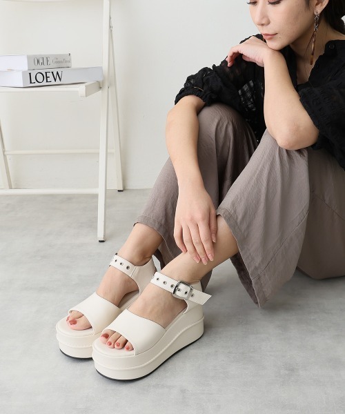 DEMETER(デメテル)の「厚底 ラインソール バックル ストラップサンダル(サンダル・レディース・ブラック/アイボリー・M/S/LL/L)」の14枚目の写真