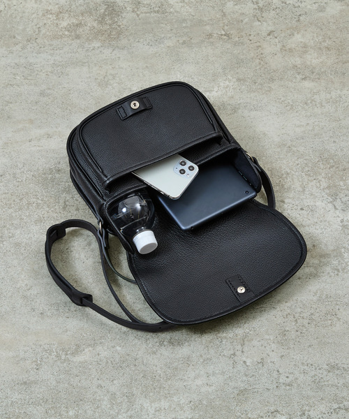 SLOW（スロウ）の「SLOW スロウ / shrink-mail bag- シュリンクレザーショルダーバッグ 牛革メールバッグ / 858S60R（ショルダーバッグ・メンズ・ブラック/チョコ/グレー・FREE）」の22枚目の写真