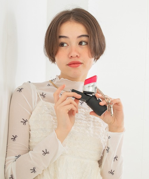 ACCOMMODE(アコモデ)の「リップスティックチャーム(ポーチ・レディース・ピンク/レッド・FREE)」の2枚目の写真
