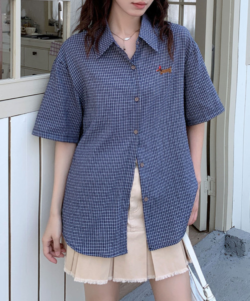 2ly2(トゥーリートゥー)の「ワンポイント刺繍がかわいい♪ヴィンテージ感チェックシャツ(シャツ/ブラウス・レディース・ネイビー・FREE)」の4枚目の写真