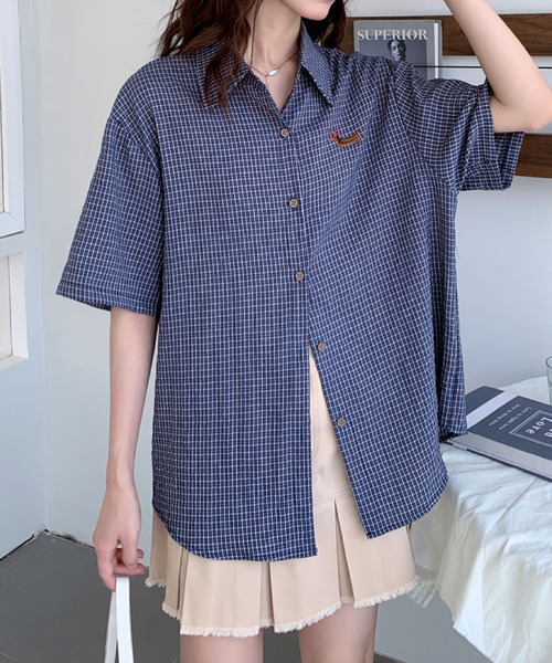 2ly2(トゥーリートゥー)の「ワンポイント刺繍がかわいい♪ヴィンテージ感チェックシャツ(シャツ/ブラウス・レディース・ネイビー・FREE)」の7枚目の写真