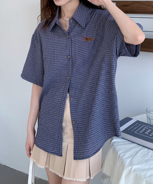 2ly2(トゥーリートゥー)の「ワンポイント刺繍がかわいい♪ヴィンテージ感チェックシャツ(シャツ/ブラウス・レディース・ネイビー・FREE)」の8枚目の写真