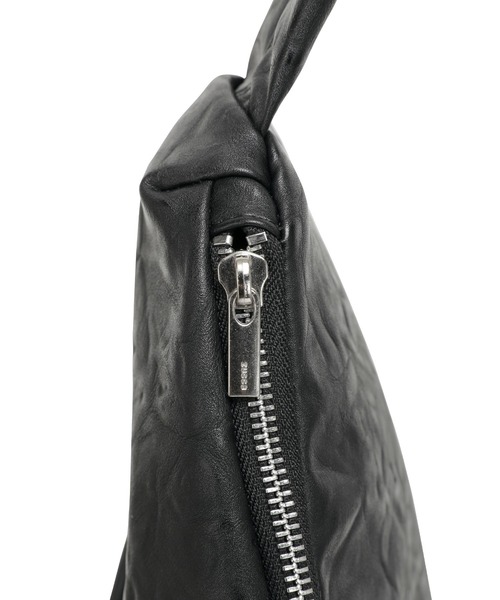 ZUCCa(ズッカ)の「EMBOSSボディバッグ / バッグ / S(ショルダーバッグ・レディース・ブラック/シルバー・FREE)」の6枚目の写真