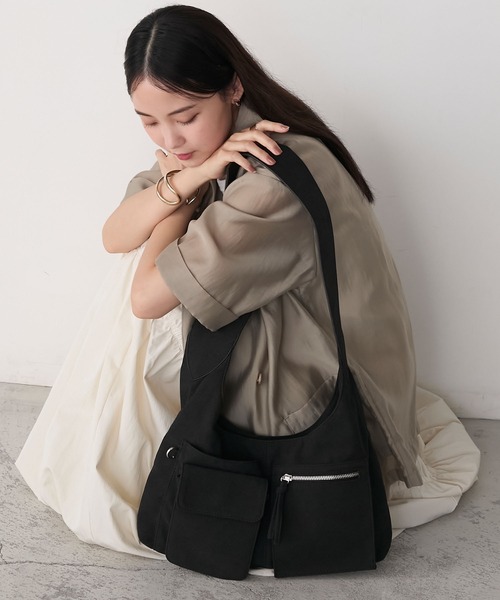forksy.(フォルクシー)の「【forksy.】ビッグアウトポケットワンショルダーバッグ(ショルダーバッグ・レディース・ブラック/ライトベージュ・FREE)」の4枚目の写真