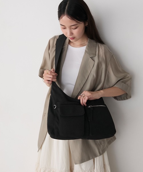 forksy.(フォルクシー)の「【forksy.】ビッグアウトポケットワンショルダーバッグ(ショルダーバッグ・レディース・ブラック/ライトベージュ・FREE)」の6枚目の写真