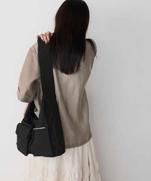 forksy.(フォルクシー)の「【forksy.】ビッグアウトポケットワンショルダーバッグ(ショルダーバッグ・レディース・ブラック/ライトベージュ・FREE)」の9枚目の写真