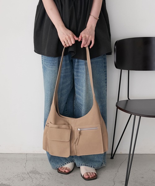 forksy.(フォルクシー)の「【forksy.】ビッグアウトポケットワンショルダーバッグ(ショルダーバッグ・レディース・ブラック/ライトベージュ・FREE)」の14枚目の写真