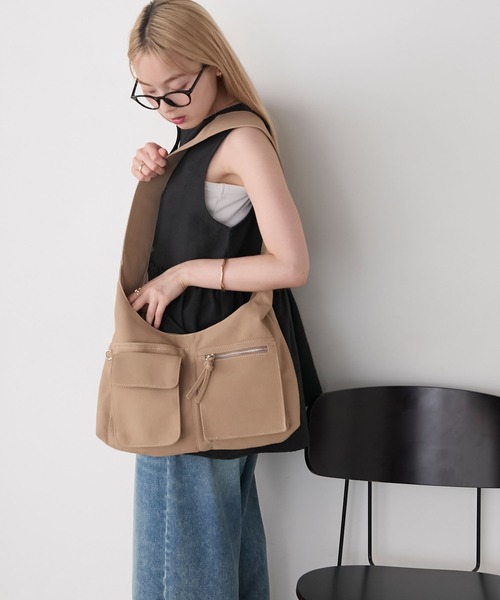 forksy.(フォルクシー)の「【forksy.】ビッグアウトポケットワンショルダーバッグ(ショルダーバッグ・レディース・ブラック/ライトベージュ・FREE)」の15枚目の写真