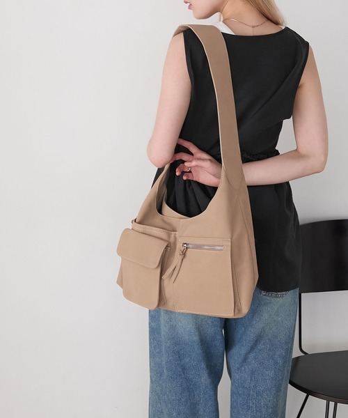 forksy.(フォルクシー)の「【forksy.】ビッグアウトポケットワンショルダーバッグ(ショルダーバッグ・レディース・ブラック/ライトベージュ・FREE)」の16枚目の写真