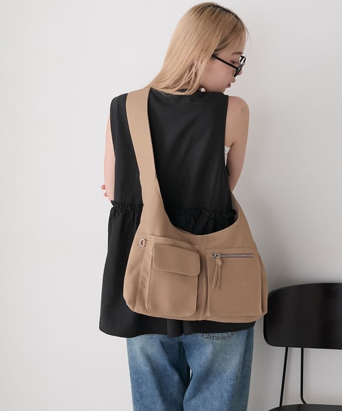 forksy.(フォルクシー)の「【forksy.】ビッグアウトポケットワンショルダーバッグ(ショルダーバッグ・レディース・ブラック/ライトベージュ・FREE)」の17枚目の写真