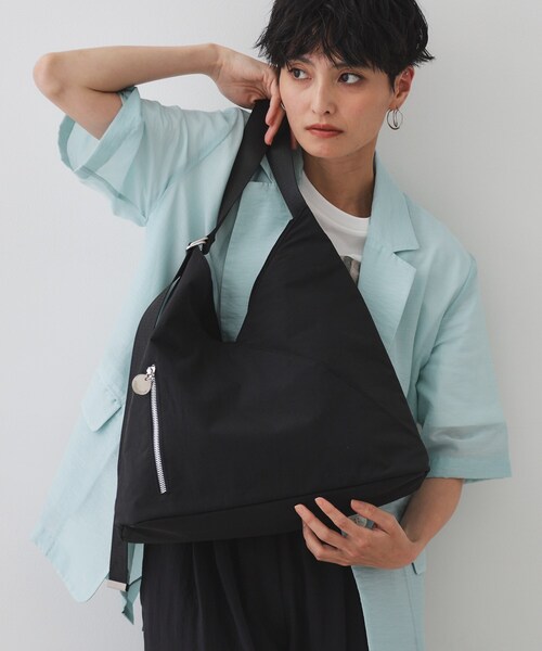 OPAQUE.CLIP（オペークドットクリップ）の「【A4サイズ対応／長さ調整可能】ダブルトライアングルデザインショルダーバッグ（ショルダーバッグ・レディース・ブラウン系その他/ブラック/グレー・00）」の2枚目の写真