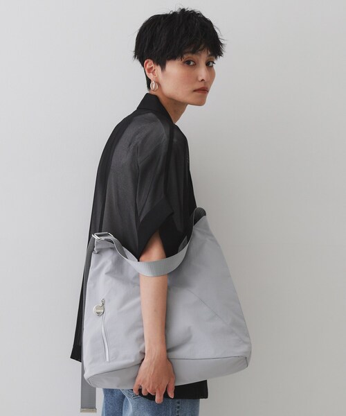 OPAQUE.CLIP（オペークドットクリップ）の「【A4サイズ対応／長さ調整可能】ダブルトライアングルデザインショルダーバッグ（ショルダーバッグ・レディース・ブラウン系その他/ブラック/グレー・00）」の4枚目の写真