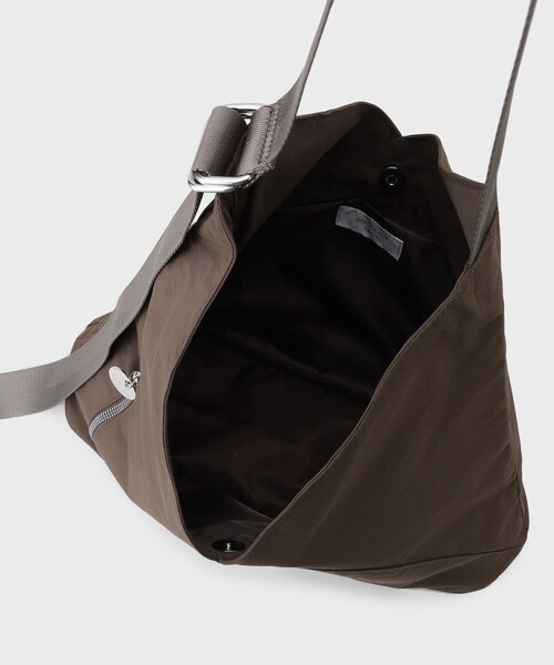 OPAQUE.CLIP（オペークドットクリップ）の「【A4サイズ対応／長さ調整可能】ダブルトライアングルデザインショルダーバッグ（ショルダーバッグ・レディース・ブラウン系その他/ブラック/グレー・00）」の18枚目の写真