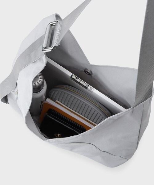 OPAQUE.CLIP（オペークドットクリップ）の「【A4サイズ対応／長さ調整可能】ダブルトライアングルデザインショルダーバッグ（ショルダーバッグ・レディース・ブラウン系その他/ブラック/グレー・00）」の19枚目の写真